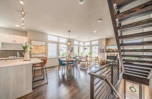 Ravenna Condo | Stunning 3BR Modern Designer TH @ UW & GreenLake