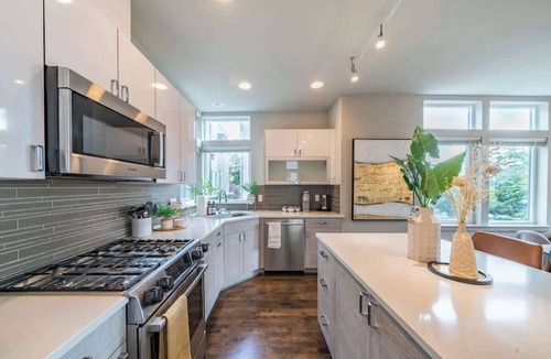 Ravenna Condo | Stunning 3BR Modern Designer TH @ UW & GreenLake