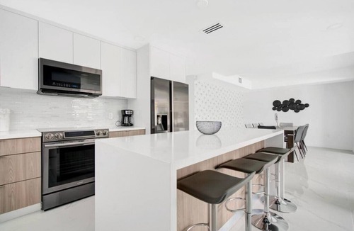 Olympia Heights House | Stunning 4-BD Duplex+Parking+Close to Coral Gables
