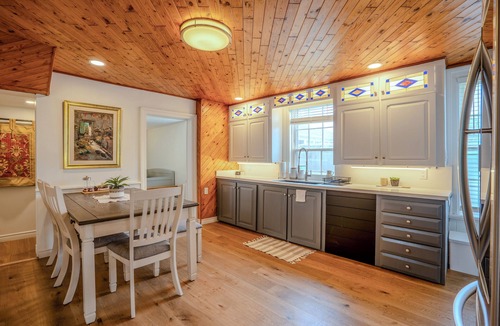 Vaughan House | Stunning 4 Bed 2 Bath Farm Home - On 2.5 Acres - Fully Furnished with WIFI!