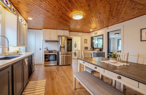 Vaughan House | Stunning 4 Bed 2 Bath Farm Home - On 2.5 Acres - Fully Furnished with WIFI!