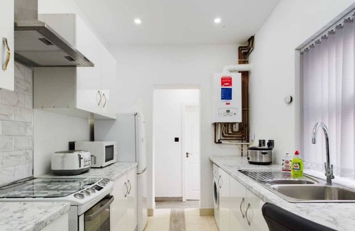 Burslem House | Stunning 4-Bed House Fully Refurbished Modern