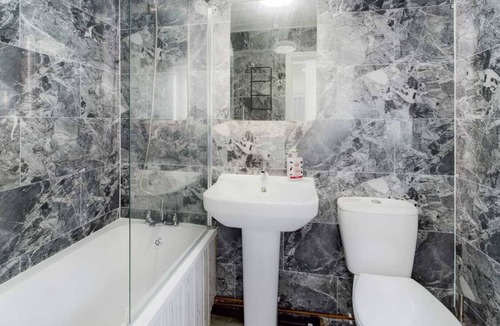 Burslem House | Stunning 4-Bed House Fully Refurbished Modern