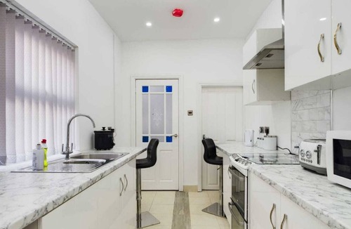 Burslem House | Stunning 4-Bed House Fully Refurbished Modern