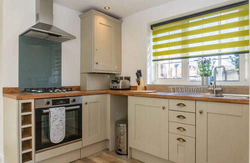 Brockworth Cottage | Stunning 4 Bed Sleeps 8 Cottage Parking