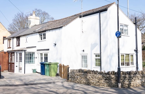 Brockworth Cottage | Stunning 4 Bed Sleeps 8 Cottage Parking