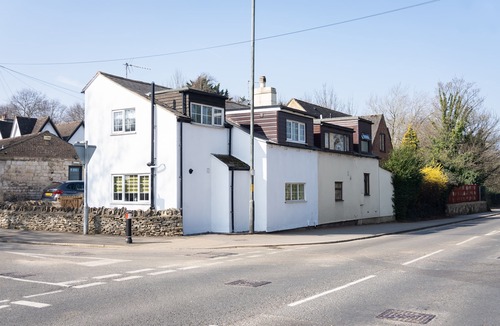 Brockworth Cottage | Stunning 4 Bed Sleeps 8 Cottage Parking