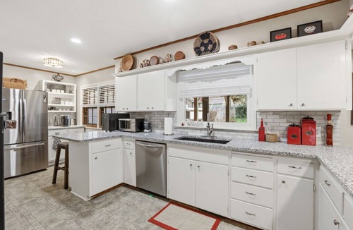 Ponca City House | Stunning 4-Bedroom Home with Outdoor Pool & A/C in Ponca City
