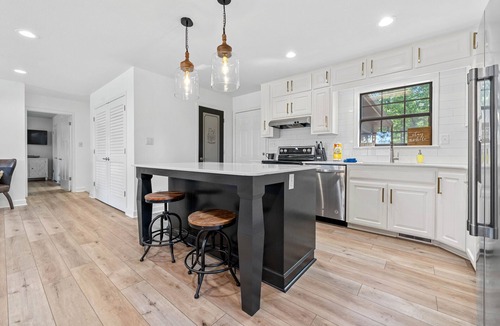 Clinton House | Stunning 4-bedroom Lakehouse on the water!