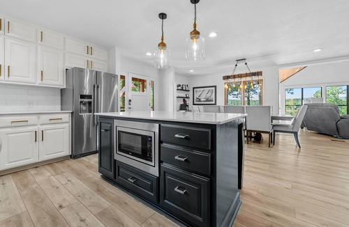 Clinton House | Stunning 4-bedroom Lakehouse on the water!