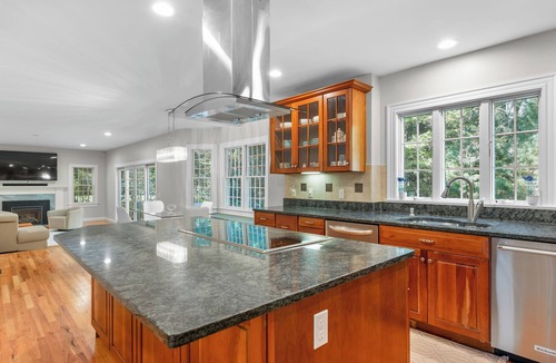 Forestdale House | Stunning 4BD sleeps 12, 2.5BA, AC, 1/2mile to Snake Pond