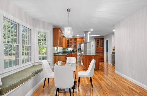 Forestdale House | Stunning 4BD sleeps 12, 2.5BA, AC, 1/2mile to Snake Pond