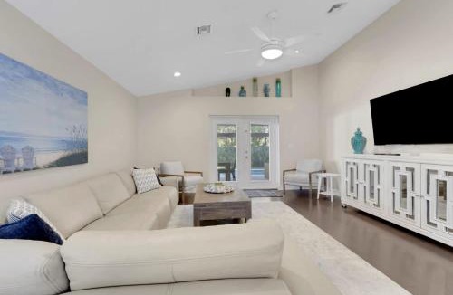 Naples Park House | Stunning 4BR Home l Near Vanderbilt Beach