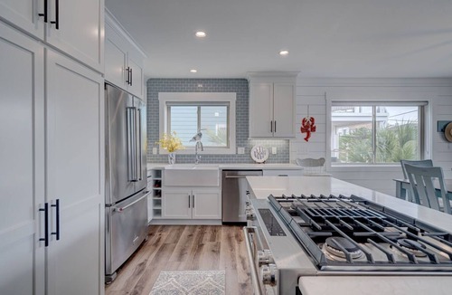 South End House | Stunning 4BR Home/2nd Row/Ocean Views + Parking for 5 vehicles