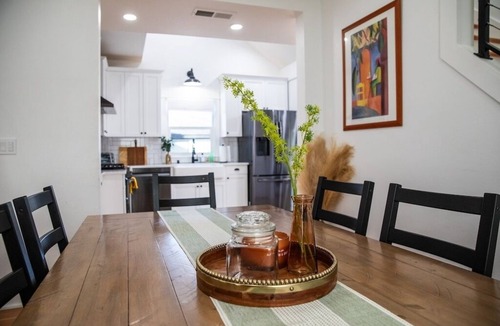 Vancouver House | Stunning 5 Bedroom Smart House!