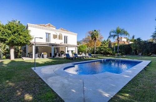 Marbella Villa | Stunning 5 Bedroom Villa in Puerto Banus with Pool