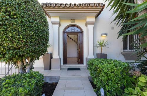 Marbella Villa | Stunning 5 Bedroom Villa in Puerto Banus with Pool