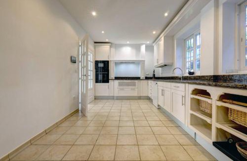 Marbella Villa | Stunning 5 Bedroom Villa in Puerto Banus with Pool