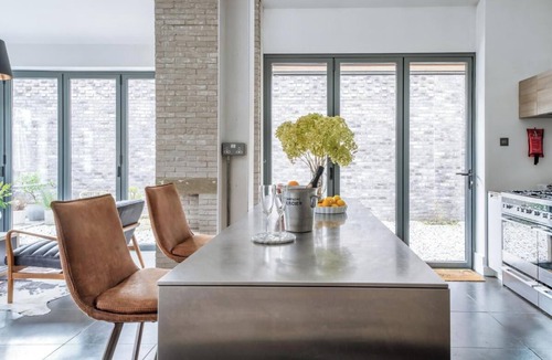 Brent House | Stunning 5BD with private garden & parking access