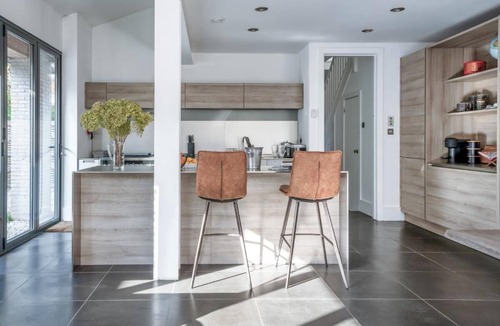 Brent House | Stunning 5BD with private garden & parking access