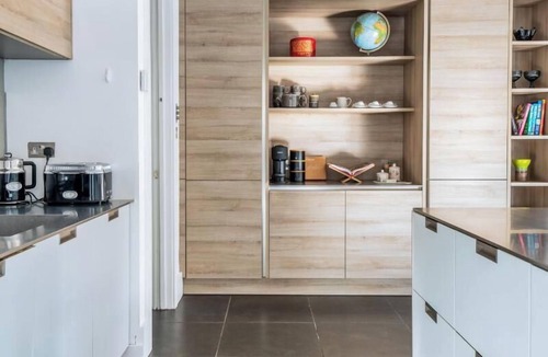 Brent House | Stunning 5BD with private garden & parking access