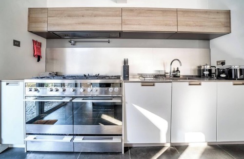 Brent House | Stunning 5BD with private garden & parking access