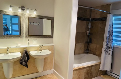 Sutton House | Stunning 5bdroom cottage with lake!