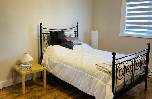 Sutton House | Stunning 5bdroom cottage with lake!
