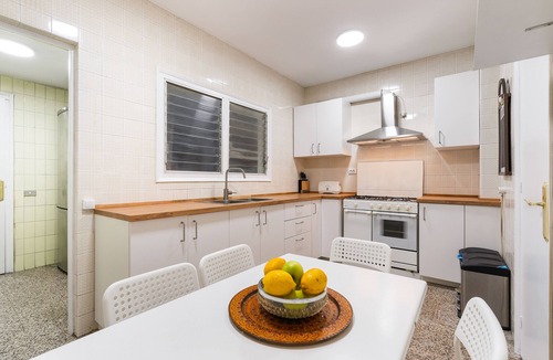 el Fort Pienc Apartment | Stunning 5BR Apt with Sagrada Familia Views & Terrace - Ideal for Groups & Remote Work