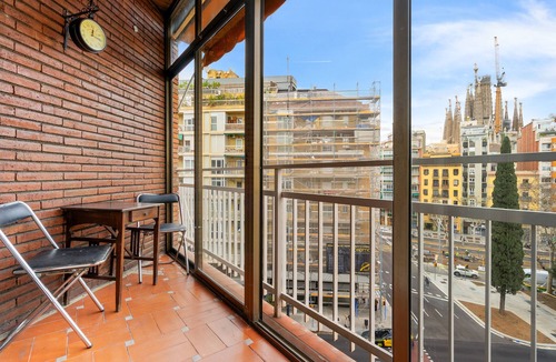 el Fort Pienc Apartment | Stunning 5BR Apt with Sagrada Familia Views & Terrace - Ideal for Groups & Remote Work