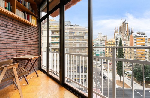 el Fort Pienc Apartment | Stunning 5BR Apt with Sagrada Familia Views & Terrace - Ideal for Groups & Remote Work