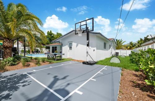 West Perrine House | Stunning 5BR Heated Pool, Beach Access & Games L06