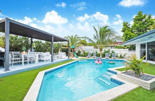 West Perrine House | Stunning 5BR Heated Pool, Beach Access & Games L06