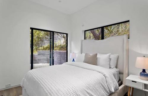 Beverly Glen Villa | Stunning 5BR Tree House Modern Estate