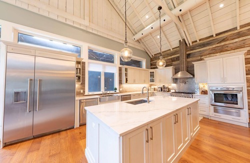 Glen Huron House | Stunning 6+ bdrm, 4 bath log cabin with spectacular large addition.