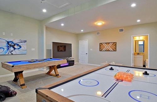 Southside House | Stunning 6 Bedroom Near Downtown