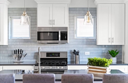 Albany Park House | Stunning 6 BR Home * Chicago * Centrally Located