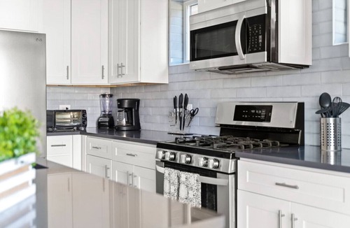 Albany Park House | Stunning 6 BR Home * Chicago * Centrally Located