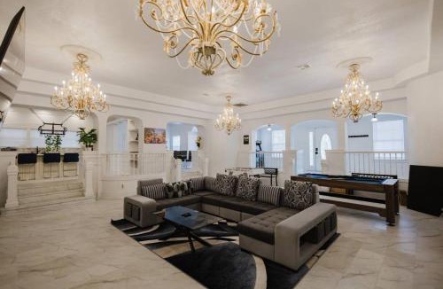 Southside House | Stunning 6BR Victorian Sleeps 25