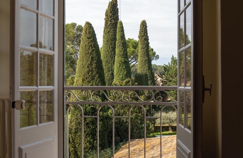 Barbentane House | Stunning 7 bedroom Villa with pool in Provence, in the South of France.