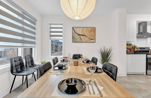 Norval House | Stunning 7BR Luxe ~3 Lounges ~Pool Table ~Sleep 14