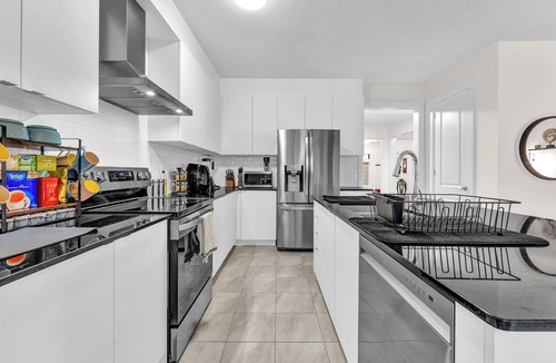 Norval House | Stunning 7BR Luxe ~3 Lounges ~Pool Table ~Sleep 14