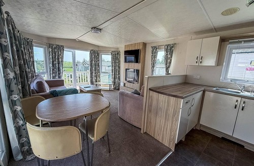 Winestead House | Stunning 8 berth caravan with decking, ref 71012P