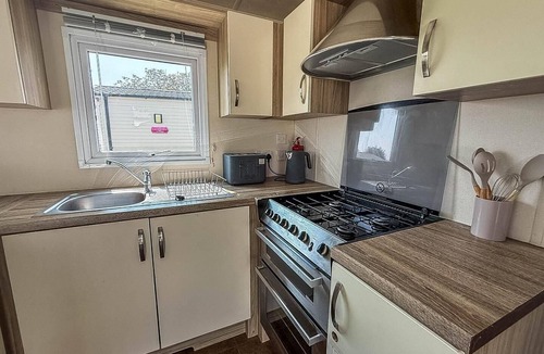 Winestead House | Stunning 8 berth caravan with decking, ref 71012P