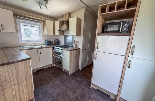 Winestead House | Stunning 8 berth caravan with decking, ref 71012P