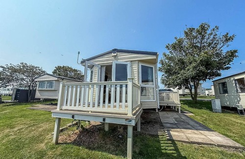Winestead House | Stunning 8 berth caravan with decking, ref 71012P