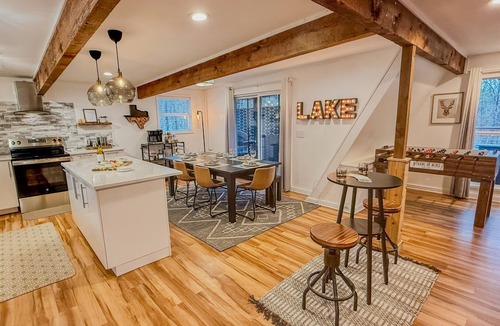 Pottsboro Cabin | Stunning A-Frame Getaway | Hot Tub + Walk to Lake