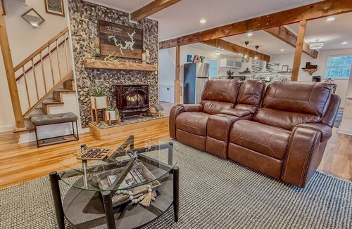 Pottsboro Cabin | Stunning A-Frame Getaway | Hot Tub + Walk to Lake