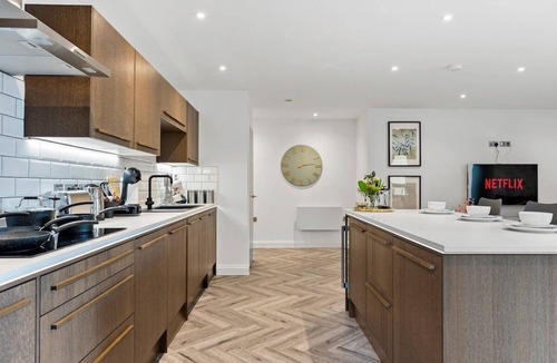 Leeds Apartment | Stunning Abode in Leeds - Games Room - Parking