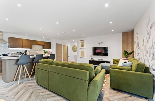 Leeds Apartment | Stunning Abode in Leeds - Games Room - Parking